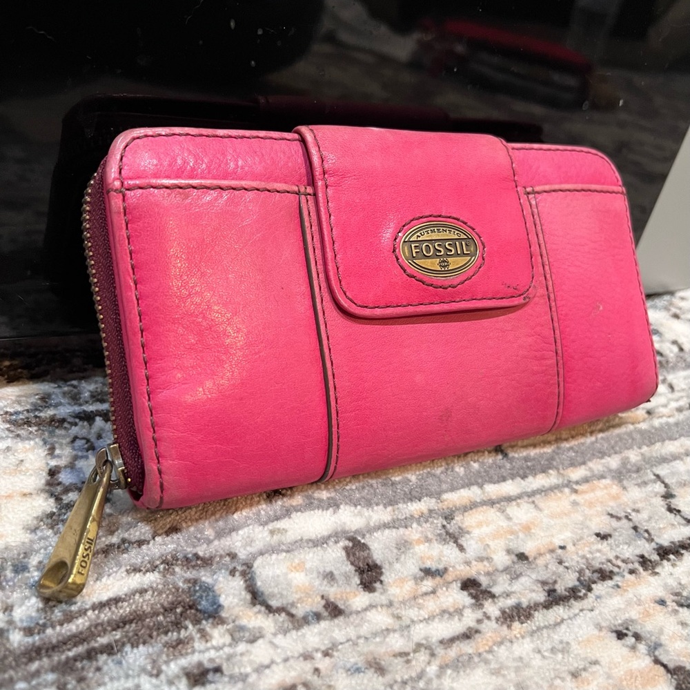 Fossil Pink Explorer Women's Wallet - Picture 2 of 10